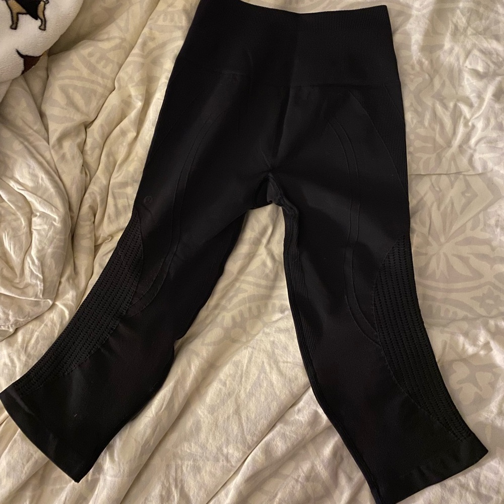black lululemon crop leggings